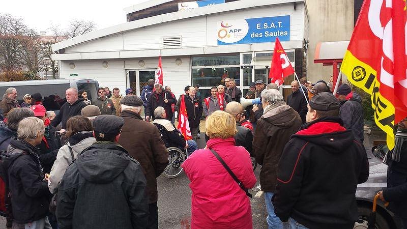 Illustration - manifestation contre une direction arrogante