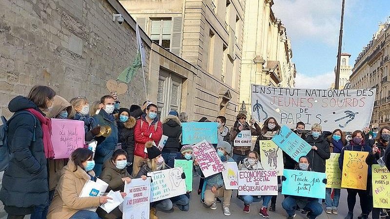 Illustration - en grève contre les suppressions de postes