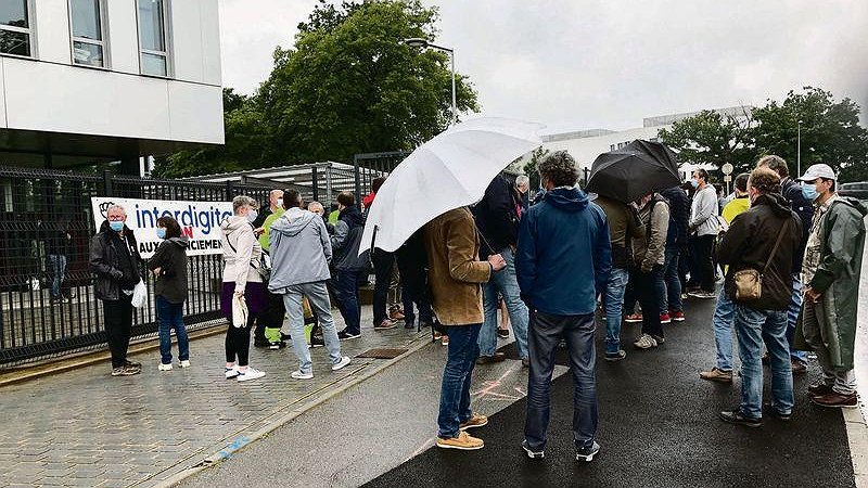Illustration - les travailleurs se préparent à se défendre